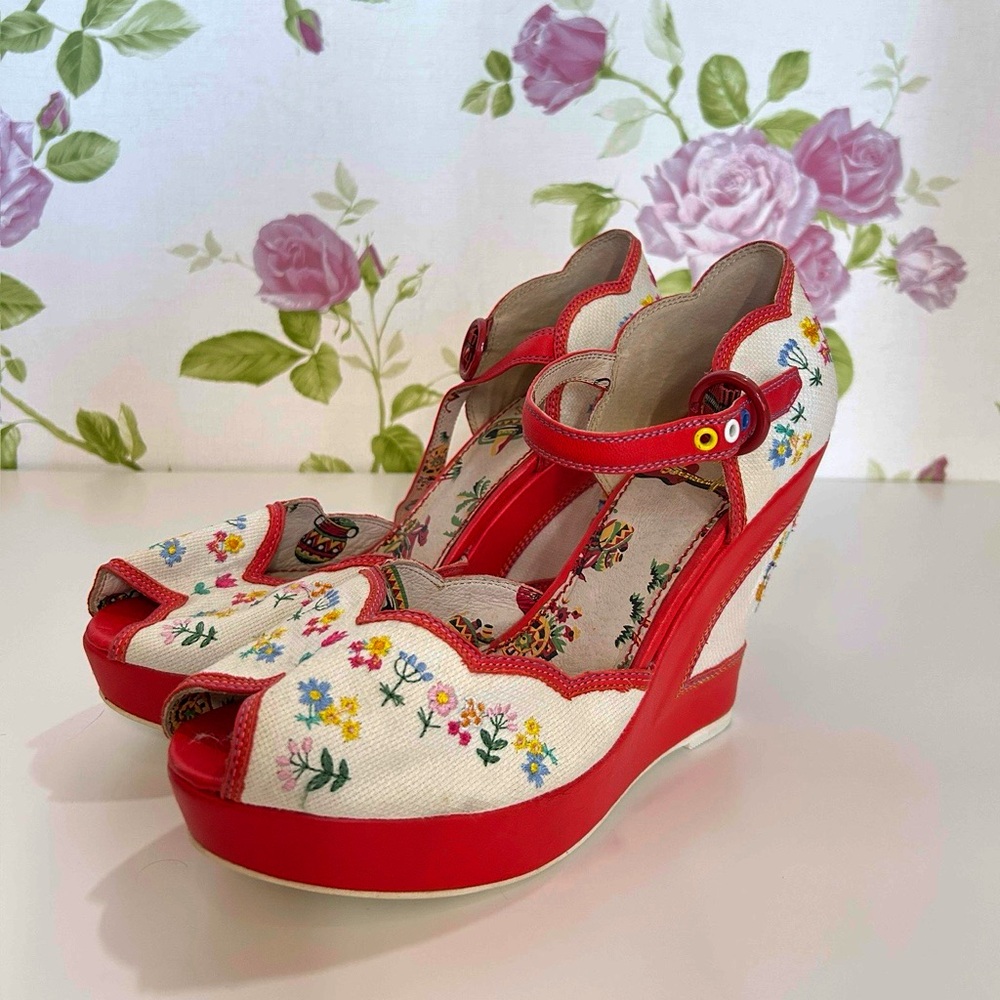 MISS L-FIRE - WEDGE - WHITE FLORAL EMBROIDERED/HOME SWEET HOME - 9.5